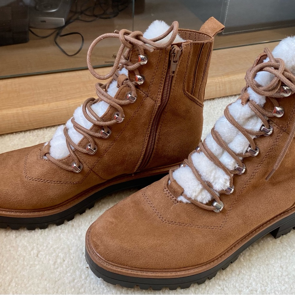 American Eagle women size 8 Sherpa lace up booty